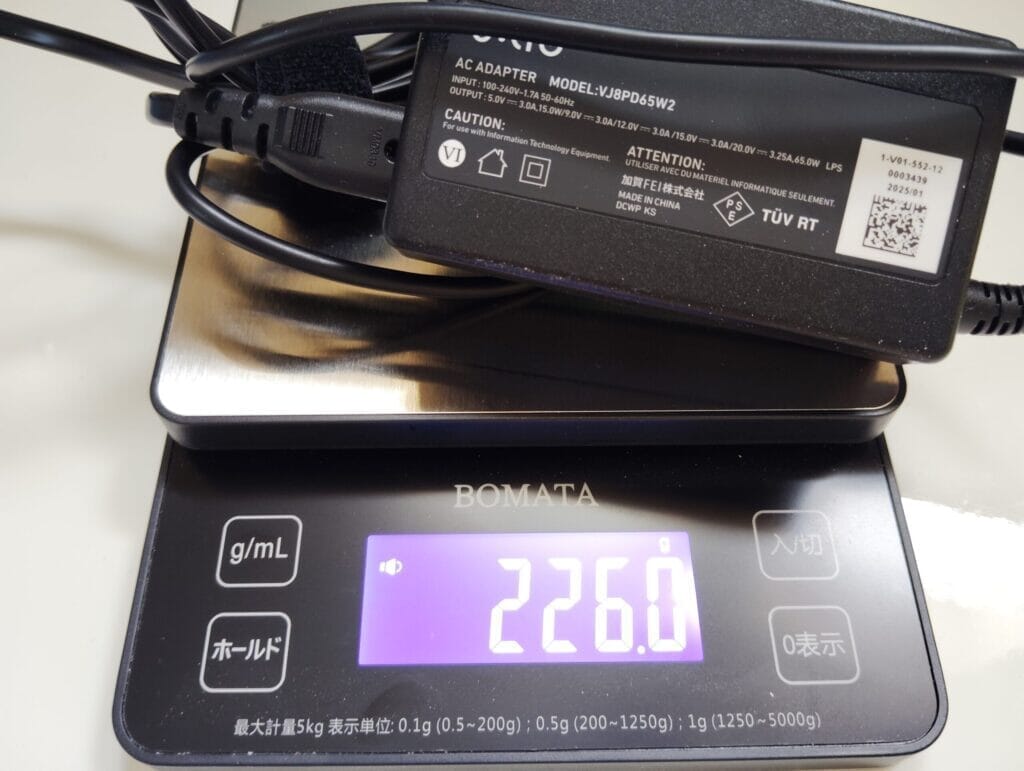 電子はかりで重さを測るACアダプター