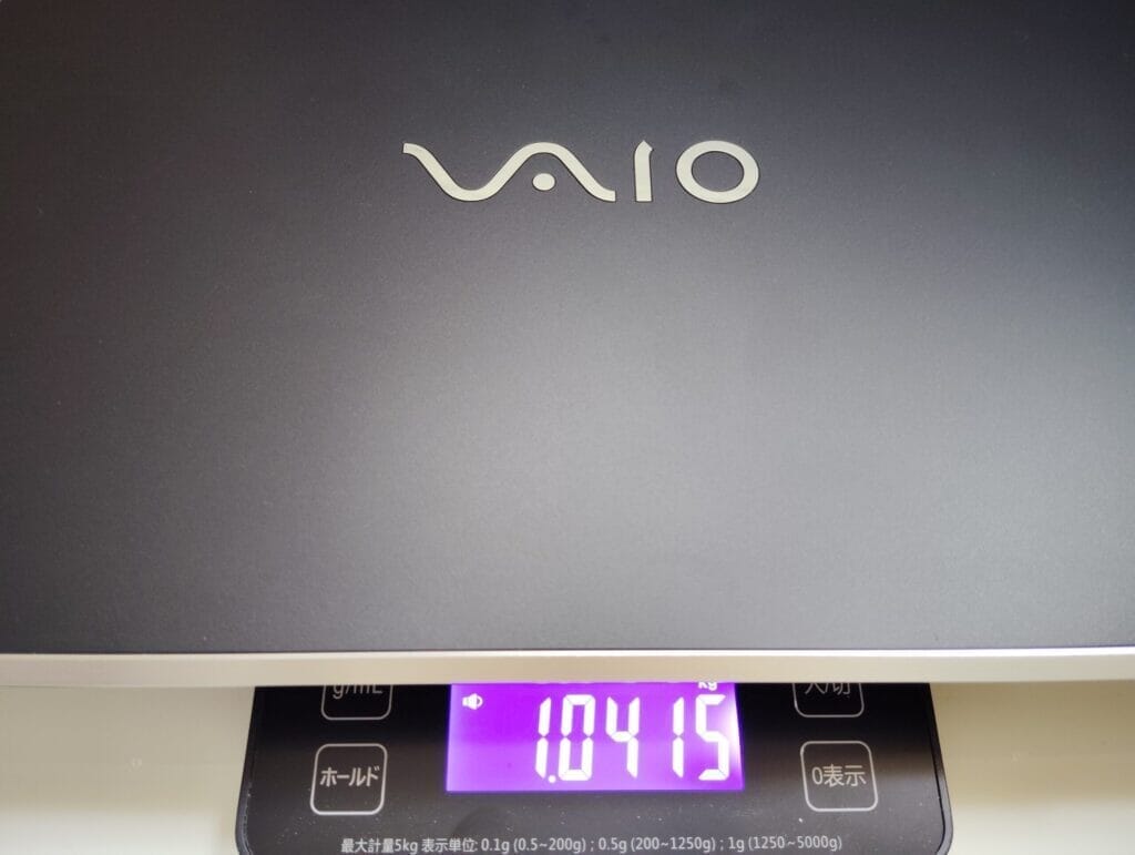 はかりで重さを測るVAIOのノートパソコン