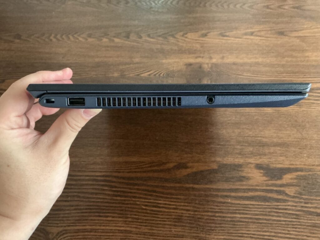 青色ノートパソコンの側面