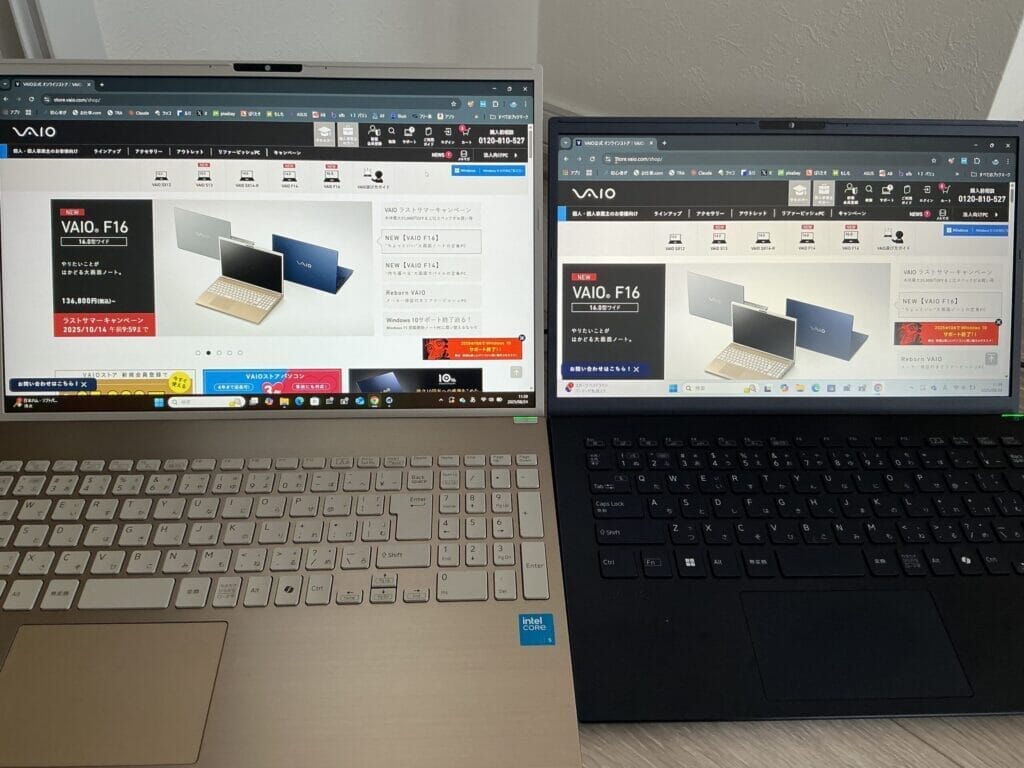 VAIOのウェブサイトを表示する2台のノートパソコン
