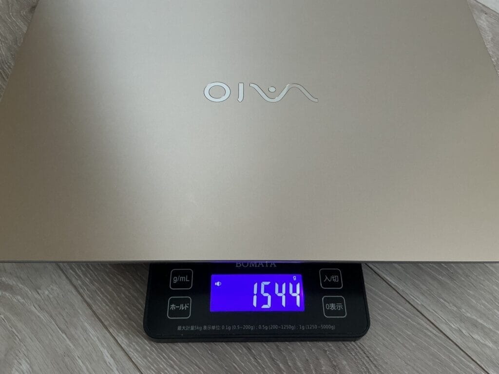 VAIOのノートパソコンの重さを量るキッチンスケール