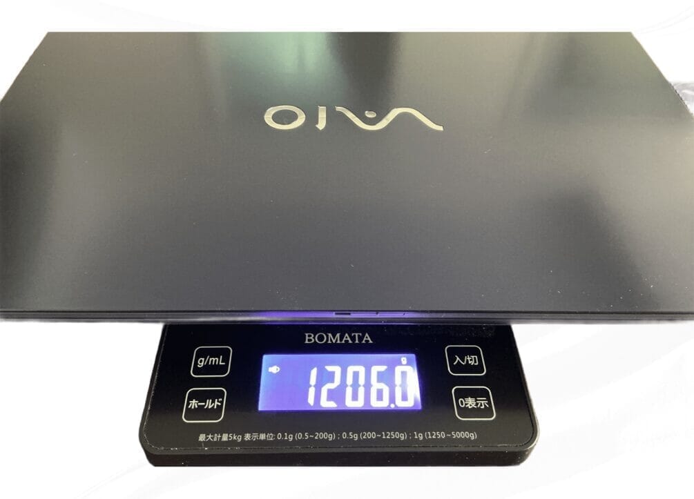 体重計でVAIOノートパソコンの重さを測っている