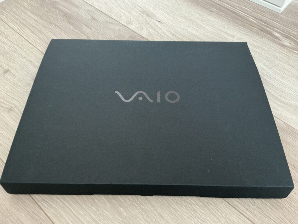 VAIOのロゴが入った黒い箱