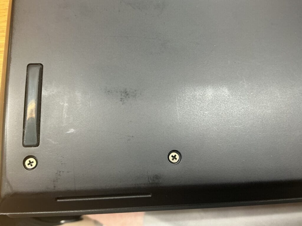 黒い機器の裏側にあるネジ穴