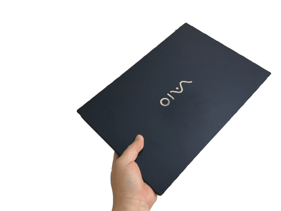 手に持たれた紺色のVAIOノートパソコン