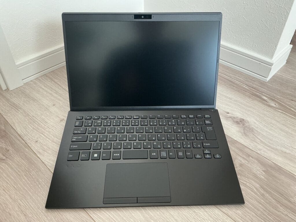 黒色のノートパソコン