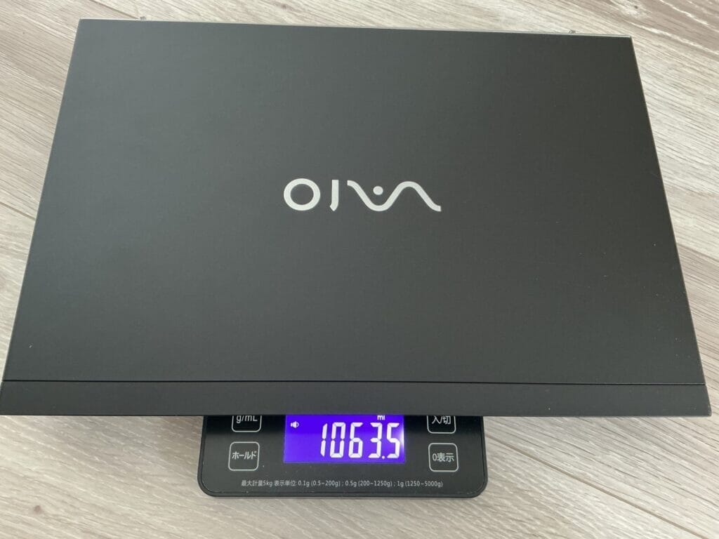 VAIOのノートパソコンをはかりに乗せて重さを測っている