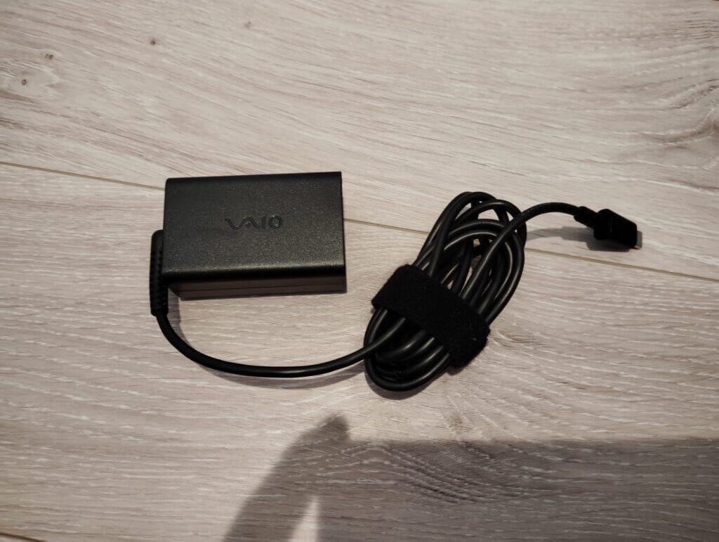 VAIOの黒い電源アダプターとまとまったケーブル